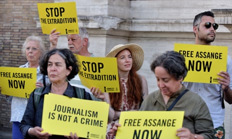 Protesters in Rome, Italy urge the UK not to extradite Julian Assange.