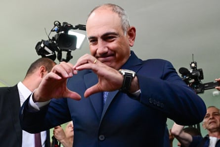 Nikol Pashinyan gestures a heart with his hands