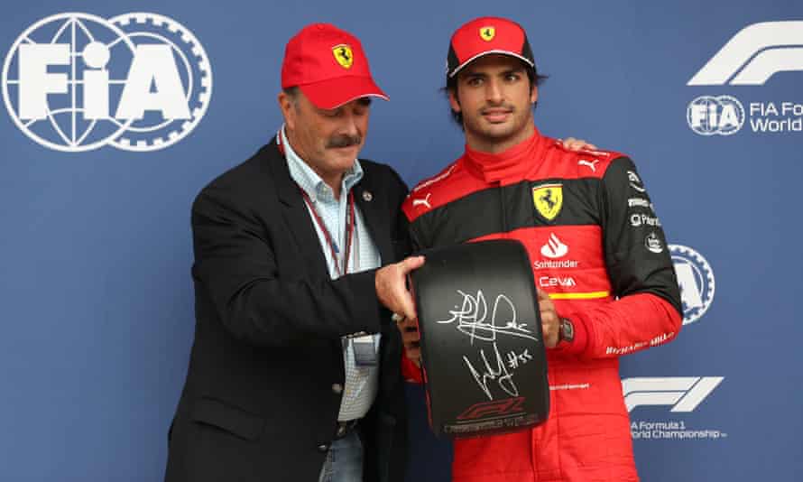 Ferrari's Carlos Sainz celebrates with former Nigel Mansell after receiving his pole position trophy