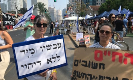 Shelly, à esquerda, e Dalia, em um comício em Tel Aviv em apoio a parentes de reféns israelenses.