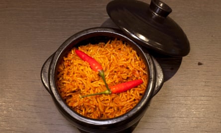 « La base de tomates, d'oignons et de scotch bonnets n'est qu'un début » : jollof rice.