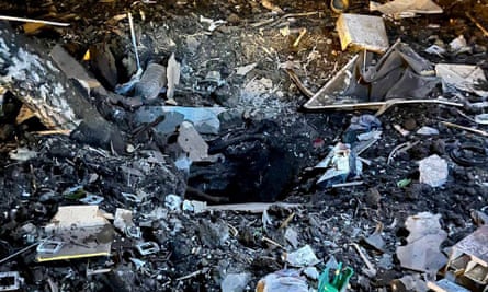 Area yang rusak setelah pesawat Rusia secara tidak sengaja menabrak kota Belgorod Rusia