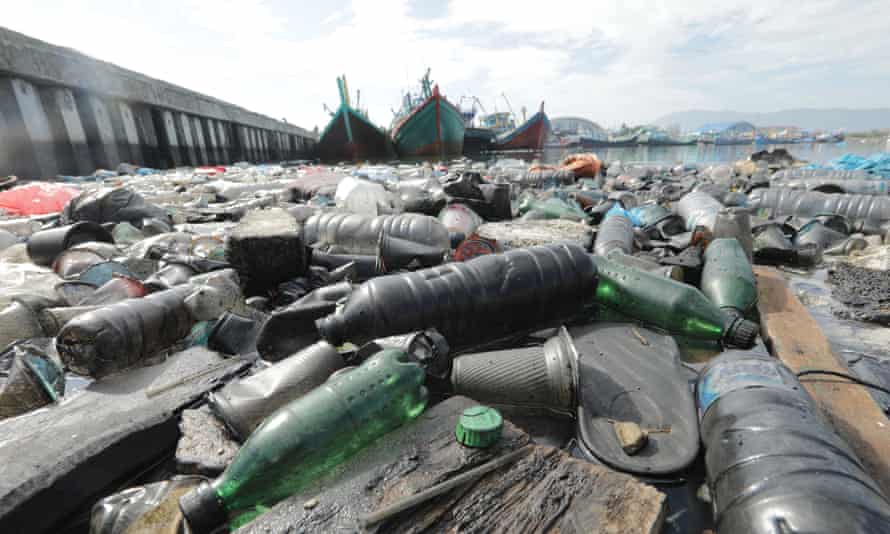 Lam Pulo, Banda Aceh, Endonezya'daki geleneksel balıkçı limanı yakınında plastik kirliliği.