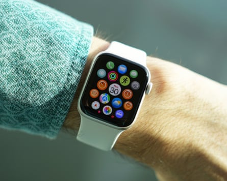 The app grid on the Apple Watch SE 3.
