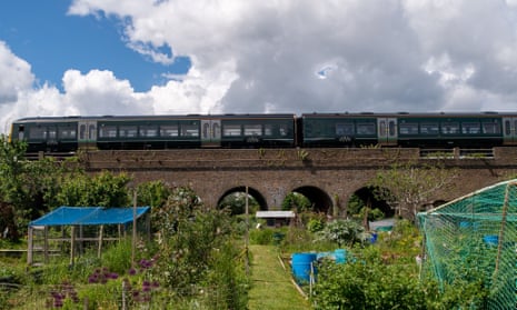 A GWR train crosses the Windsor viaduct from Slough to Windsor.