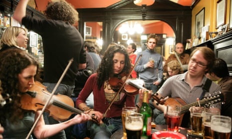 Live traditional folk music at Sandy Bells pub in Edinburgh.