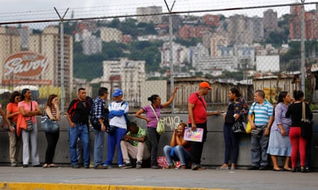People line up expecting to buy food outside a supermarket in Caracas, Venezuela June 13, 2016. REUTERS/Ivan Alvarado