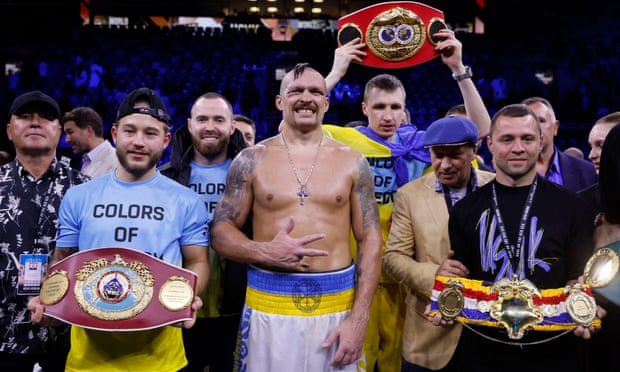 يقف أولكسندر أوسيك مع ألقابه العالمية في الوزن الثقيل