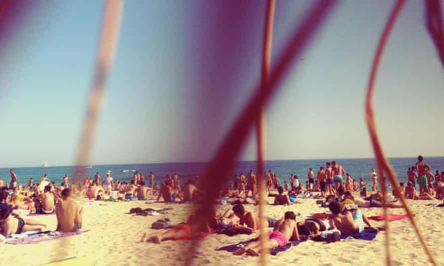 Den Strand an der Algarve treffen.