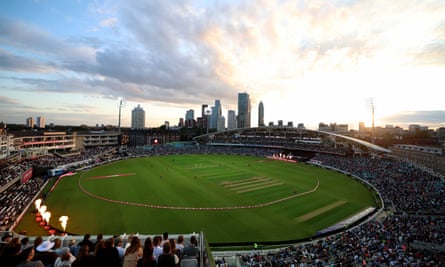 Pemandangan tribun dan tanah di Oval