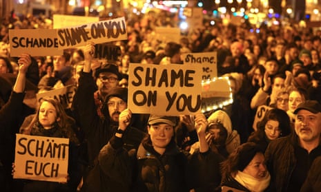 Os manifestantes se reúnem durante uma manifestação em frente à sede do Partido da União Democrática Cristã (CDU) em Berlim.