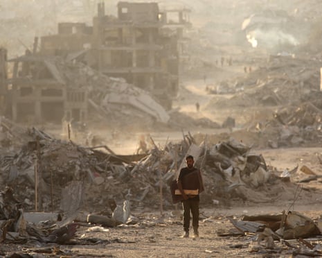 2025 年 10 月 12 日,加薩城的一名巴勒斯坦男子。