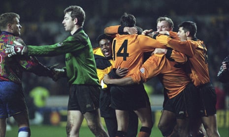 Kevin Pressman và Paul Jones bắt tay nhau sau loạt luân lưu ở trận đá lại FA Cup giữa Wolves và Sheffield Wednesday năm 1995