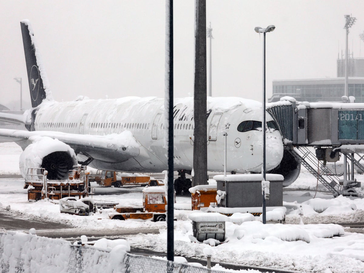 Heavy snow brings chaos to southern Germany as Munich suspends flights | Europe weather | The Guardian