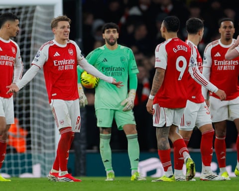 Pemain Arsenal yang tercengang.