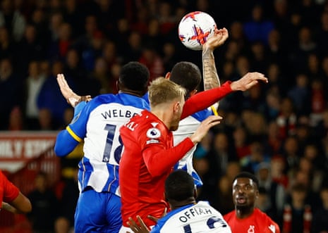 Lewis Dunk dari Brighton & Hove Albion menerima penalti karena handball melawan Nottingham Forest.