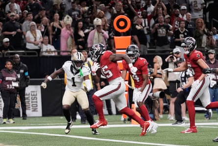 Atlanta Falcons running back Brian Robinson Jr middle, runs for a touchdown