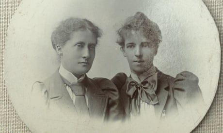 Lily and Elizabeth Yeats in 1900