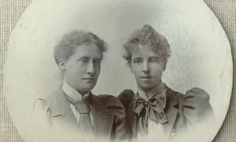 Lily and Elizabeth Yeats in 1900