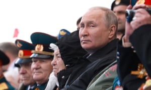 Vladimir Putin observa el desfile militar del Día de la Victoria en Moscú, Rusia