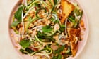 Meera Sodhas veganes Rezept für Tamarinden-Tofu mit Nudeln, Kräutern und Gewürzgurken | Der neue Veganer