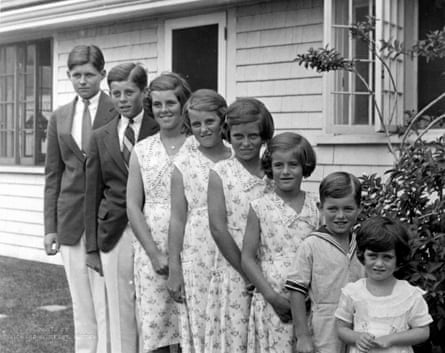 Jean Kennedy Smith, à l'extrême droite, avec sept de ses frères: de gauche, Joseph Jr, John, Rosemary, Kathleen, Eunice, Patricia et Bobby à Hyannis Port, Massachusetts, 1931. Leur frère cadet, Edward, y est né. l'année suivante.