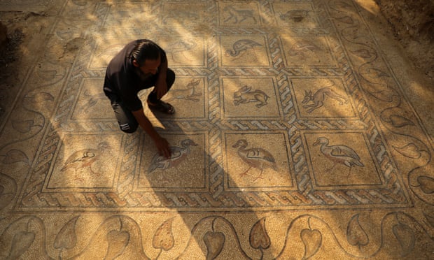 Nabahin cleans mosaic pavement