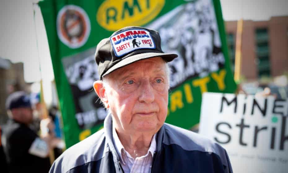 Arthur Scargill joined the picket line on Thursday wearing the came cap he wore when he was arrested at Orgreave coking plant in May 1984.