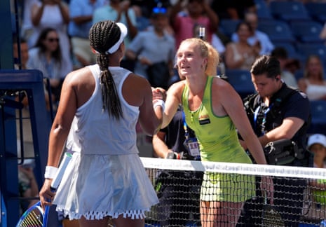 A japonesa Naomi Osaka aperta a mão de Katerina Siniakova, da República Tcheca.