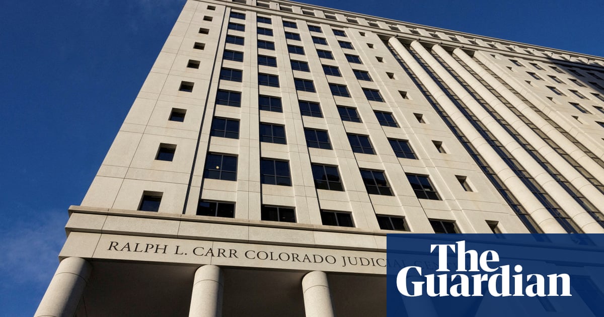 Съобщава се че мъжът е стрелял по сградата и е