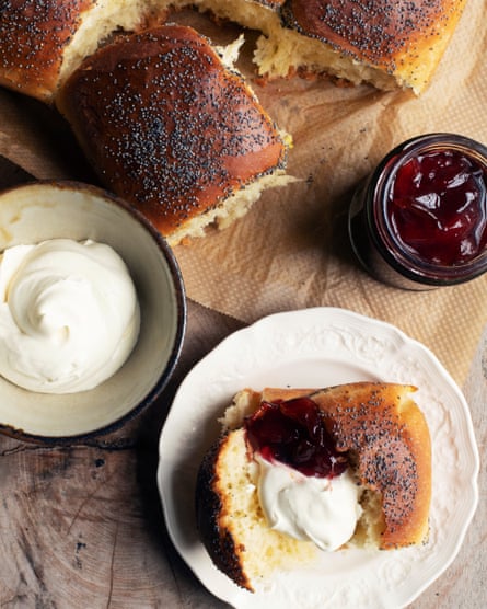 Small and elegant: sweet buns with cream and jam.