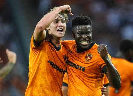 Wolverhampton Wanderers's Marshall Munetsi (right) celebrates scoring their side's first goal of the game with team-mate Fer Lopez