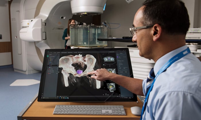 Ein Microsoft Surface Studio auf dem eine Person ein medizinisches Abbild vom Menschen beschreibt