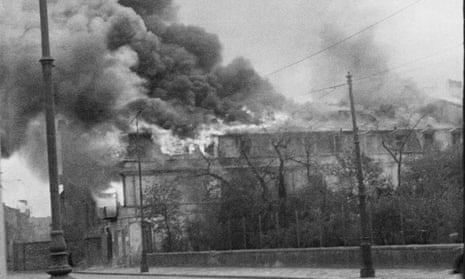 A fire at Nalewki street next to Krasinski Park during the evacuation of the ghetto around 20 April, 1943.