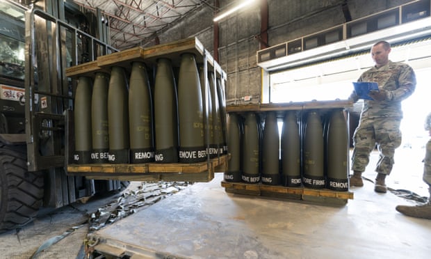 Un sergent d'état-major de l'armée de l'air américaine vérifie des palettes d'obus de 155 mm à destination de l'Ukraine en avril