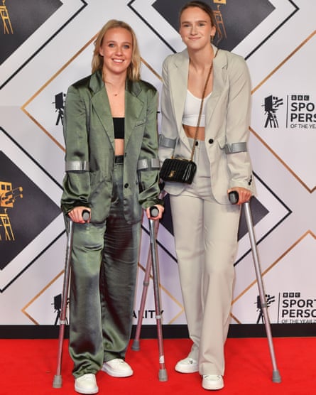 Beth Mead (à gauche) et sa partenaire et coéquipière d'Arsenal, Vivianne Miedema, ont toutes deux assisté à la soirée de remise des prix Spoty avec des béquilles en raison de leurs blessures.