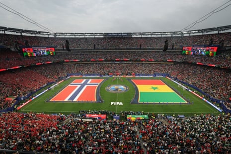 Norway and Senegal flags are displayed on the pitch