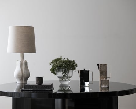 A table with lamp, vase and coffee pots at the Tadaima apartment store.