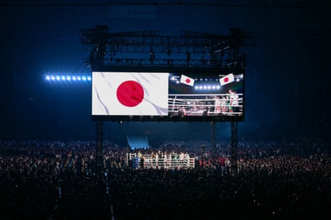 People gather in the ring before the world bantamweight title match between Takuma Inoue and Kazuto Ioka on Saturday night at the Tokyo Dome.