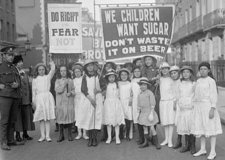 “糖作为妇女和儿童的一种享受的概念在较贫穷的工薪家庭中找到了新的理由”……1917 年，伦敦西部的一场儿童集会支持禁糖。
