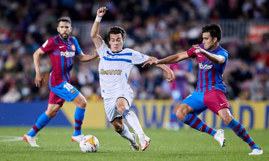 Facundo Pellistri shields the ball from Eric García during Deportivo Alavés’s game at Barcelona in October.