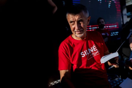 Andrej Babiš, in a bright red T-shirt, meets supporters and gives an autograph