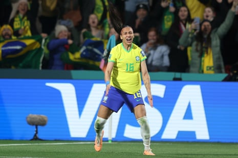 Bia Zaneratto dari Brasil merayakan setelah mencetak gol ketiga timnya.