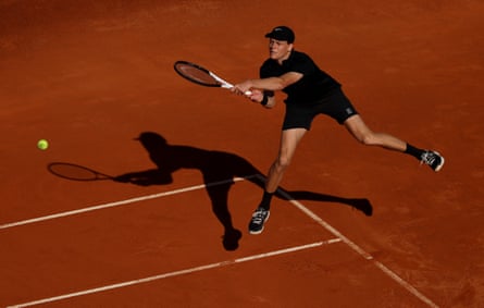 Jannik Sinner in action against Alexei Popyrin