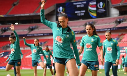 البرازيلية كاثيلان سوزا تستعد خلال التدريبات في ويمبلي