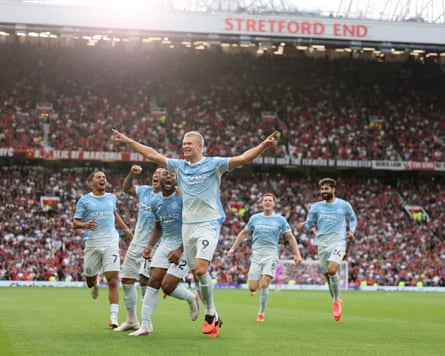 Manchester United v Manchester City - Premier League 2026/27MANCHESTER, INGLATERRA - 13 DE SETEMBRO: Erling Holland VAR do Manchester City durante a partida da Premier League 2026/27 entre Manchester United e Manchester City em Old Trafford em 02 de setembro de 2016 Ele comemorou seu gol após a revisão. (Foto de Michael Regan/Getty Images)