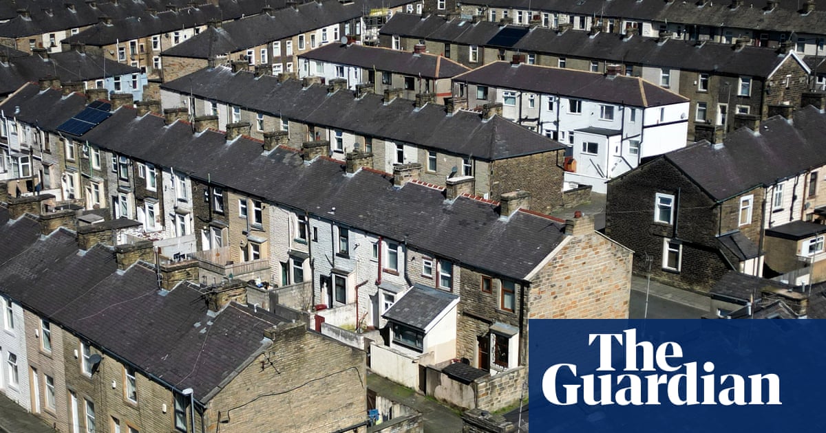 UK house prices fall amid ‘strengthening headwinds’
