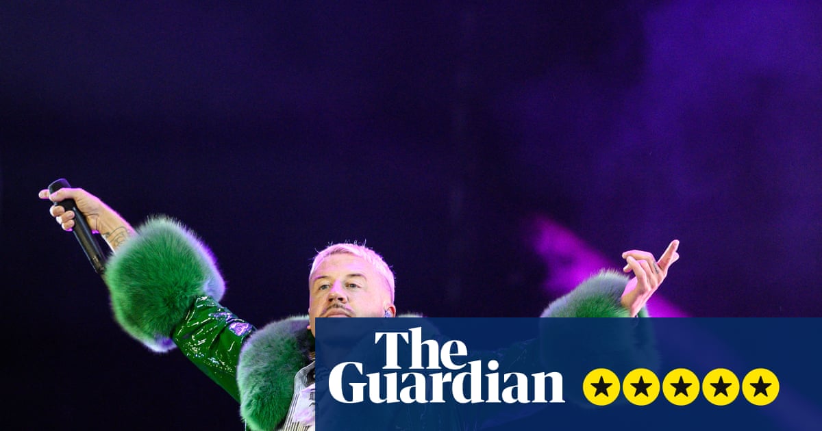 Macklemore’s Free Palestine tour review – a triumph of a show with performances from Hozier, Kneecap and more