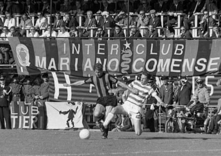 Inter’s Renato Cappellini and Celtic’s Jimmy Craig fight for the ball.