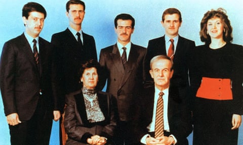 Presidenti Hafez al-Assad dhe gruaja e tij, Anisseh, në një foto familjare me fëmijët e tij (majtas në të djathtë) Maher, Bashar, Bassel.
